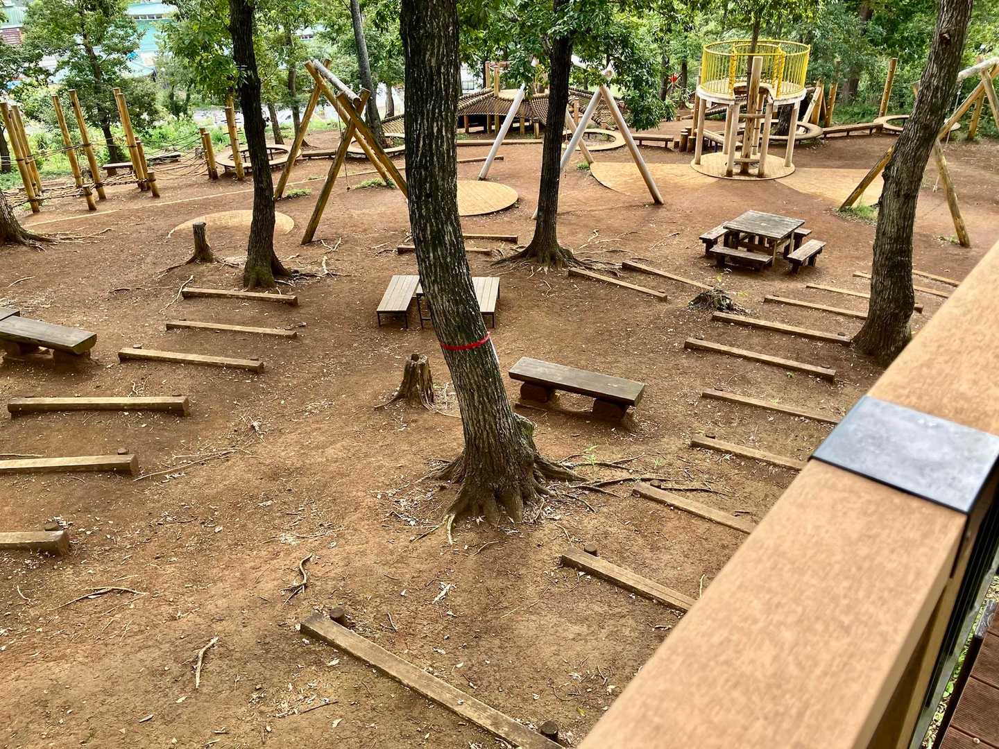 ほどなく「野山北六道山公園冒険の森」
開放感あるウッディな遊具、ここ楽しそう

ゆっくりくつろげる綺麗なベンチも多く
木陰あったので、ここで1つ目🍙休憩