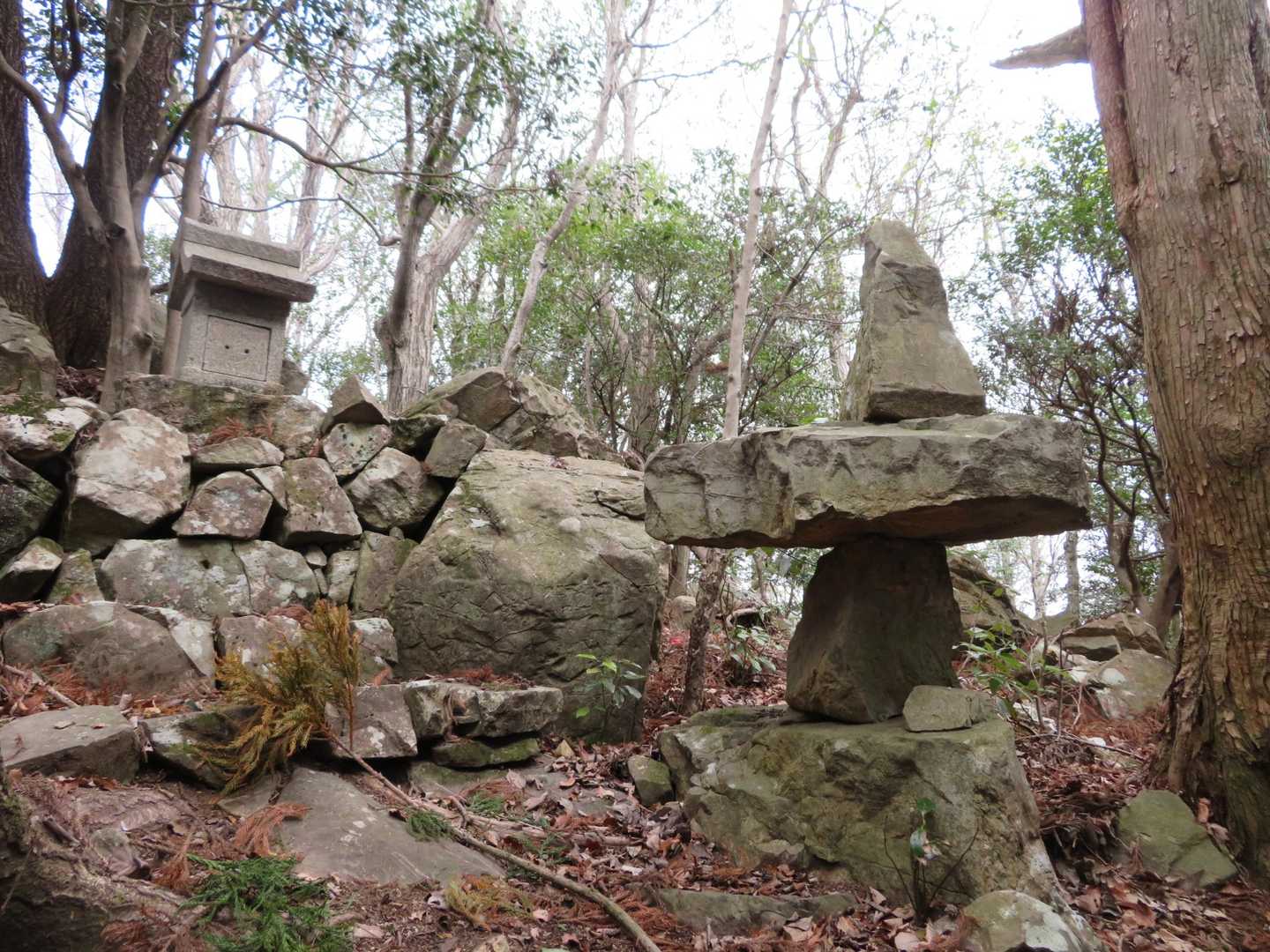 大倉山には祠があります