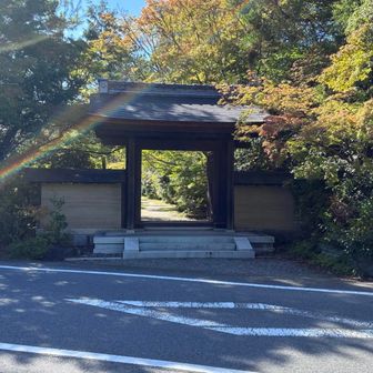忍辱山（ここから山道なので、距離に不安を感じる人はここのバス停から奈良駅まで行ってもいいかも）