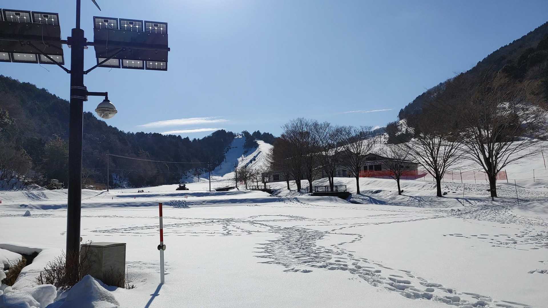 閉鎖のスキー場のゲレンデから下山なので圧雪無くて疲れた😅