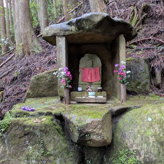 お花が飾られていて、地元に愛されている地蔵様🌸