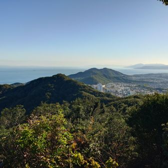 振り返ると、これまで歩いてきた山々が並んでいる。こんな景色もとても好きだ。