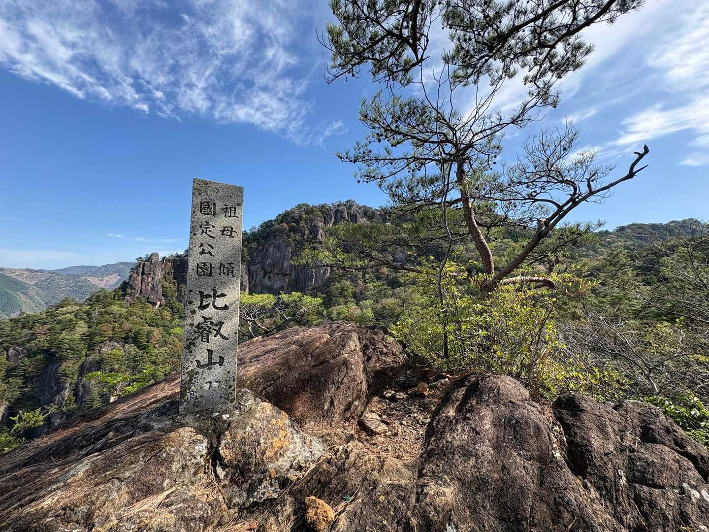 1峰到着
後ろに見えるのが2峰(山頂)かな