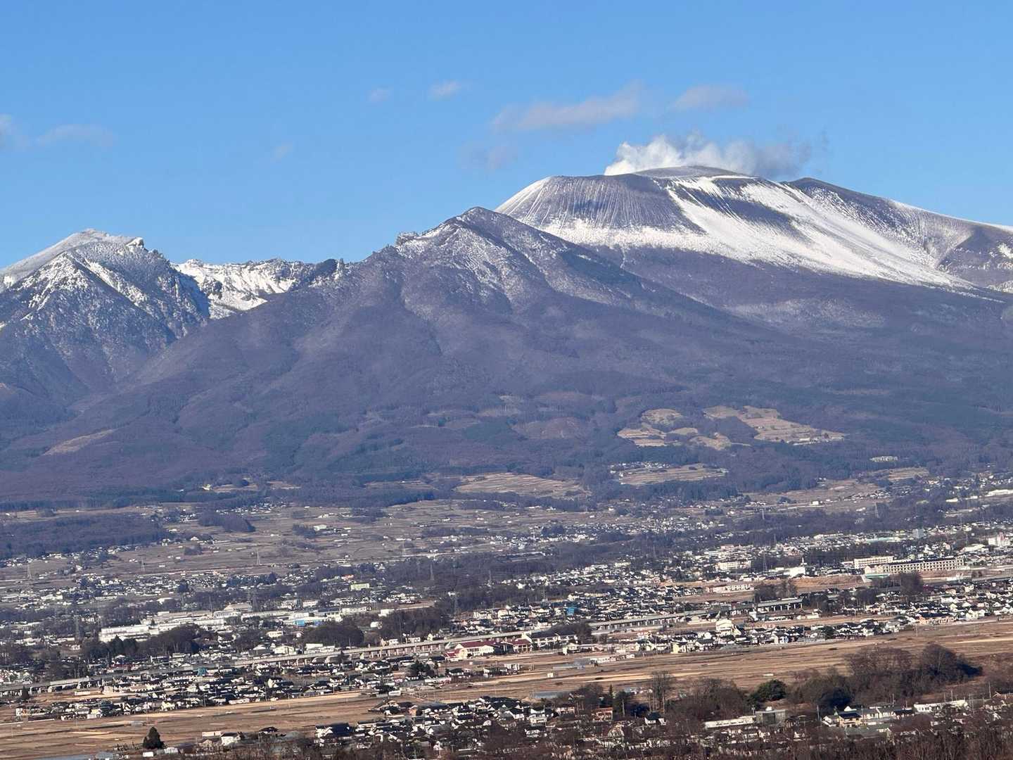 佐久方面からの浅間山の眺めは雄大ですね。