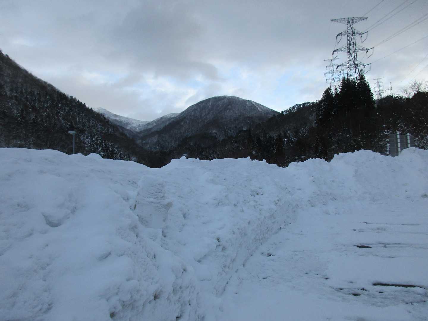 左からトンガリ山　ハマグリ山　大関山