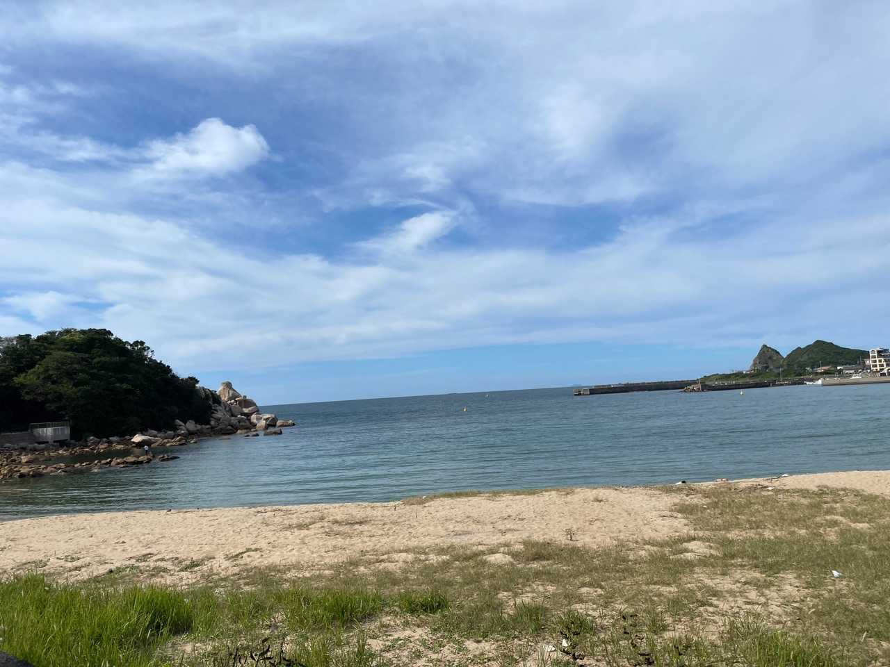海。泳いでいる人もたくさんいました。
