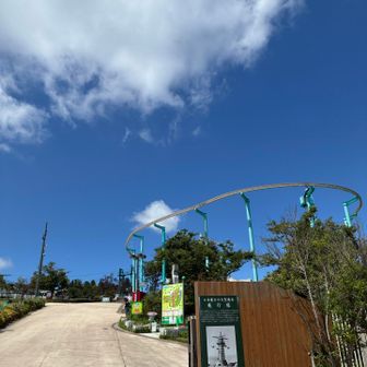 生駒山上遊園地。写真ではわかりにくいですが、強風でアトラクションの一部は運休。