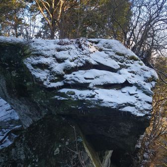 山頂の先の岩、この裏に展望地があります
