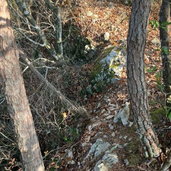 崖っぷちの道幅が狭いところを通過。