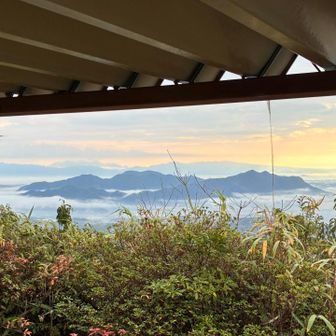 丸山展望所からの雲海
たぶん、熊ノ岳辺り？
いや、木葉山か？分からない…