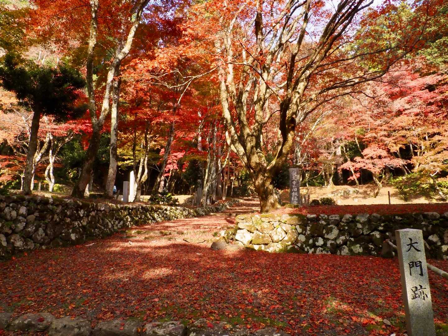 鶏足寺（旧飯福寺）大門跡