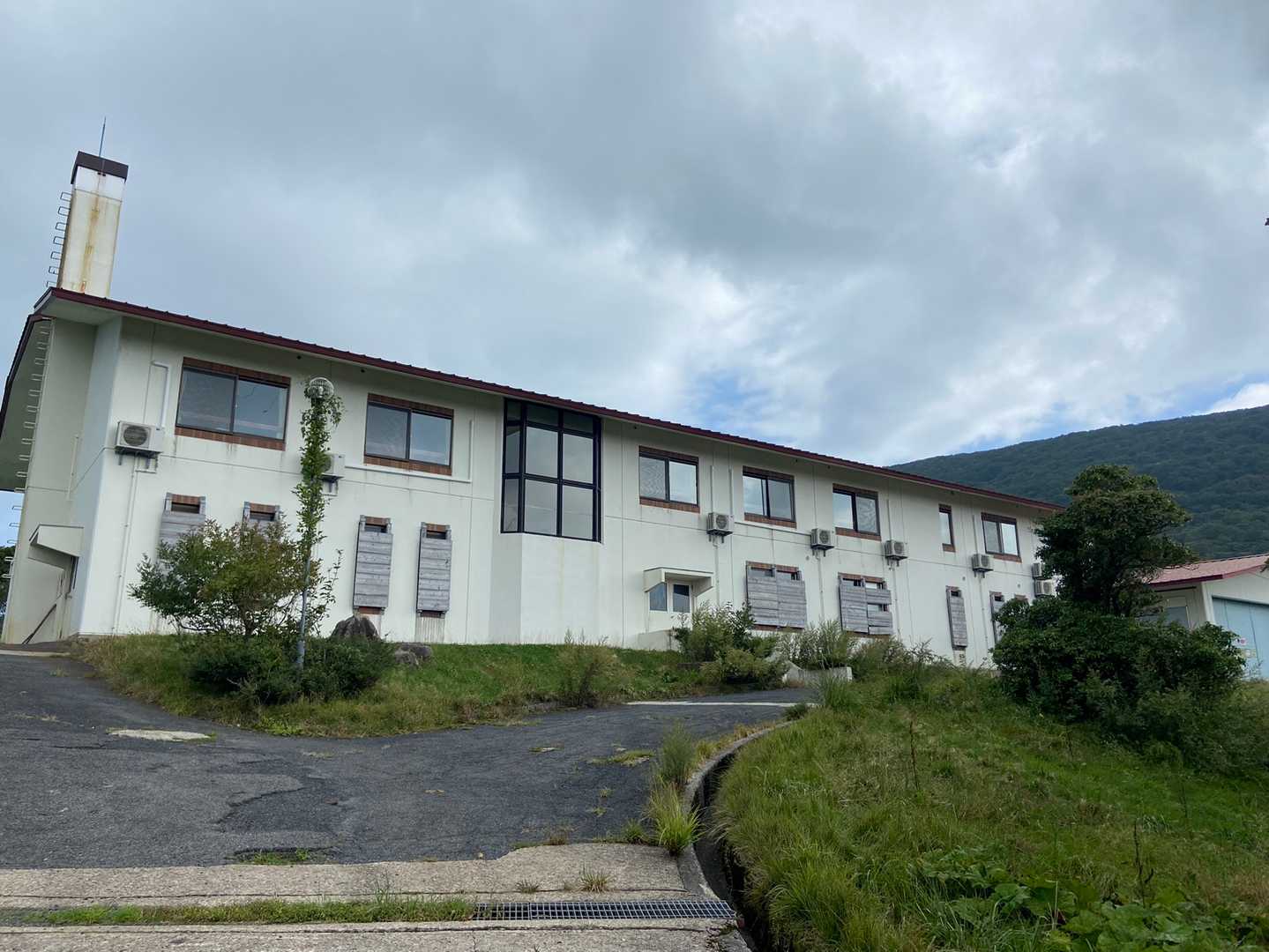 元吾妻山ロッジ　この前の🅿️に駐めました。
ここのトイレは利用出来ません。
手前の🅿️にあるトイレは利用出来そうです(多分)。