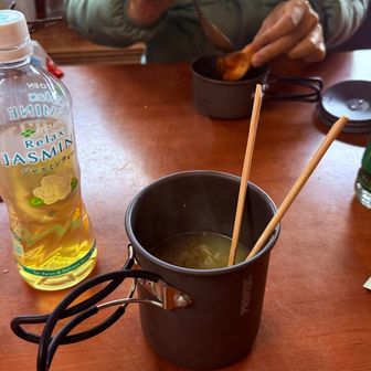 朝ごはん。
早朝から食堂のTVで皆さんサッカーを見ていた。

しかしここは食堂ではなく、自炊所。そして目の前にはWCを見たくてたまらない夫。
ご飯食べてる間に2対1になってたらしい。ごめん。