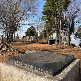 本丸の広場
この辺でお昼ごはんにしました。
登りは誰とも会わずでしたが、
休憩してたらスーツ、革靴姿の
男性が登ってきた😳