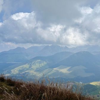 山頂から望む九重連山