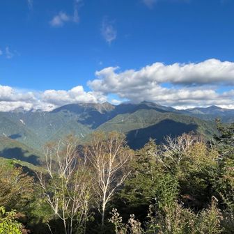 右の綺麗な三角が上河内岳、その左の雲に隠れているのが聖と兎、その左に中盛丸山（ここはキツかったなぁ、、）、その左の山（雲で隠れてる）の背後に赤石が隠れてるみたい。