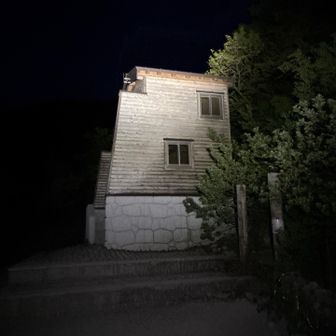 六合目の避難小屋
