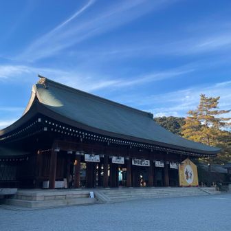 拝殿の向こうに畝傍山。