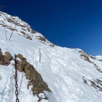 鎖が雪に埋もれていました😥　
濡れた手袋は鎖に引っ付きます⛓️
西ギボシのガレ場でトレースを見失い急な斜面をツボ足&ピッケルで下りて行きました😨