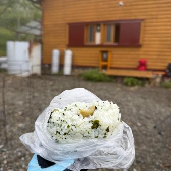荒川小屋まで来ると雨もあがり寒さもなく、カリカリ梅を入れて作った🍙で休憩