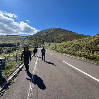 少しロードを歩き登山口へ