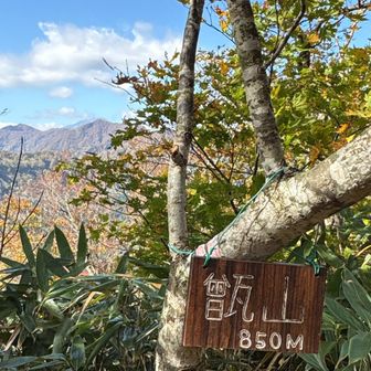 甑山ピーク。左奥に鳥海のアタマ