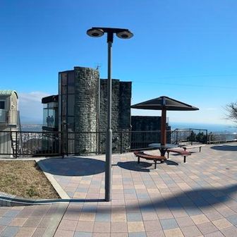 白い塔(パゴダ)の向こう側が眺望の良いベンチスペースです