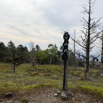 山伏、2014m。日本三百名山。バックに◯士山。