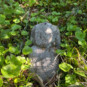 地蔵山の標識は見当たらないが、お地蔵さまを見つけた。