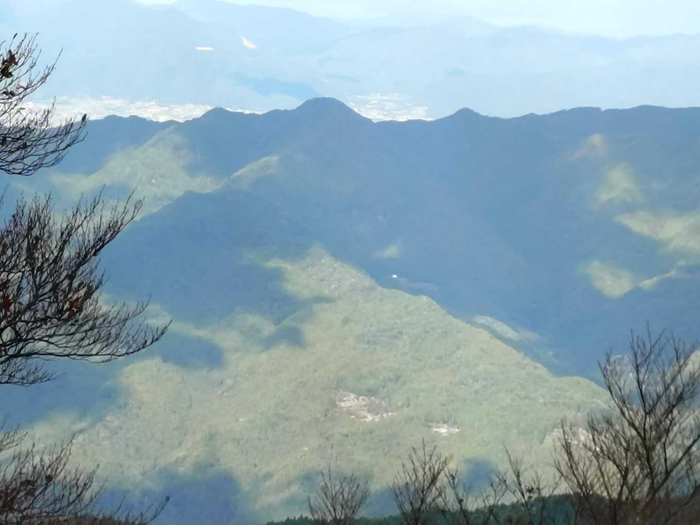 眺望ポイント景色②
山に映る雲影が時間の流れを感じさせる