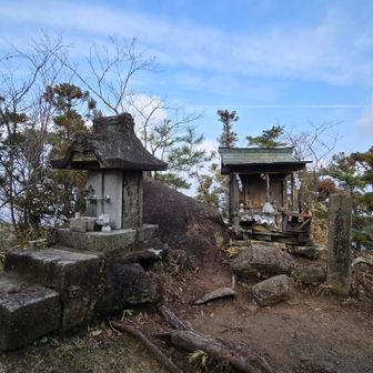 山頂直下に金勝寺八大龍王の祠