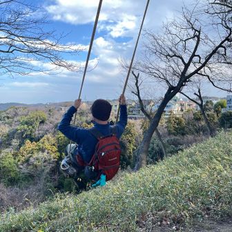 見晴らし台には、３台のブランコがあります。
