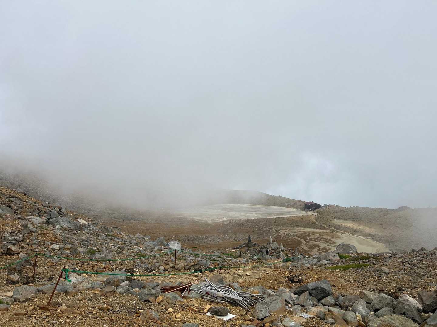 なんとか…ニノ池が見える……人気のニノ池山荘は、アレかな？