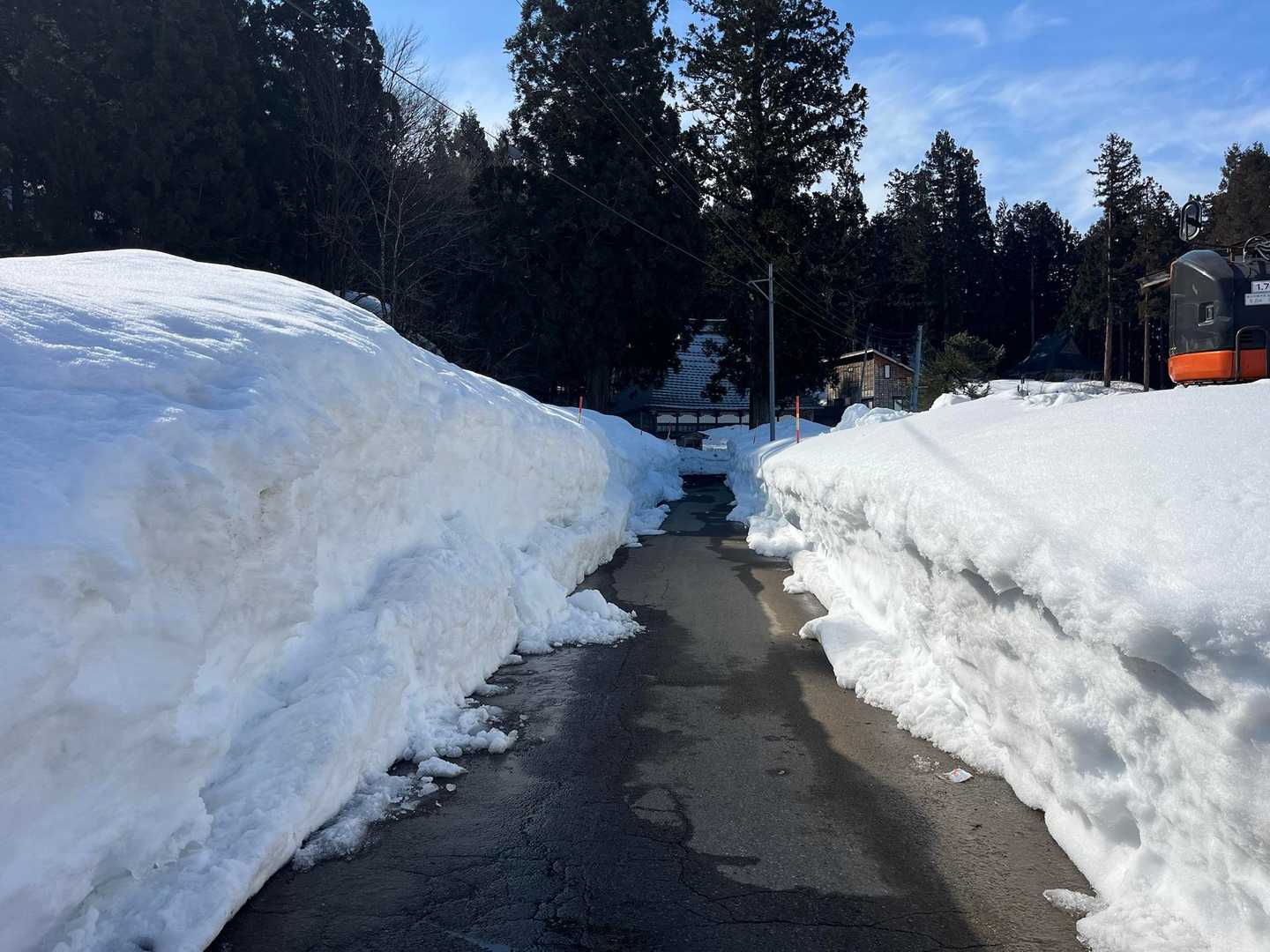 登山口は魚沼ICを出てすぐ🚗
道路も除雪してあるので問題なしです！
道路脇には雪壁ができてました☃️
車をこの近くに停めスタート