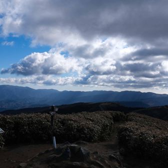 これまで歩いてきた稜線を振り返る