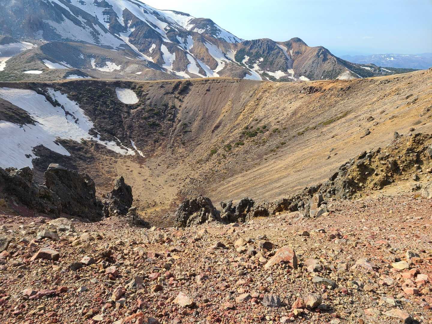 手前のゴツゴツ岩もすごい。火山らしい岩
阿寒富士を彷彿