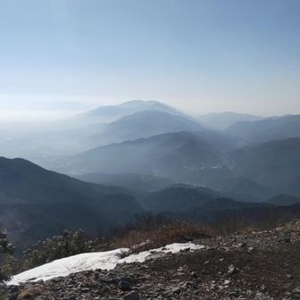 濃霧の先に比叡山見えます