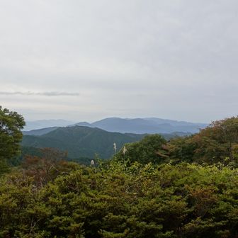 金剛山ロープウェイの「金剛山駅」跡地から和泉山脈（岩湧山方面）を眺める。