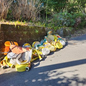 塔ノ岳・丹沢山・蛭ヶ岳 大量のホース
でも、足りないよな
しかも標高がある場合
途中にポンプ車を数台噛ませないと水圧が足らず上まで水が上がらないらしいのでどうするんだろうか。