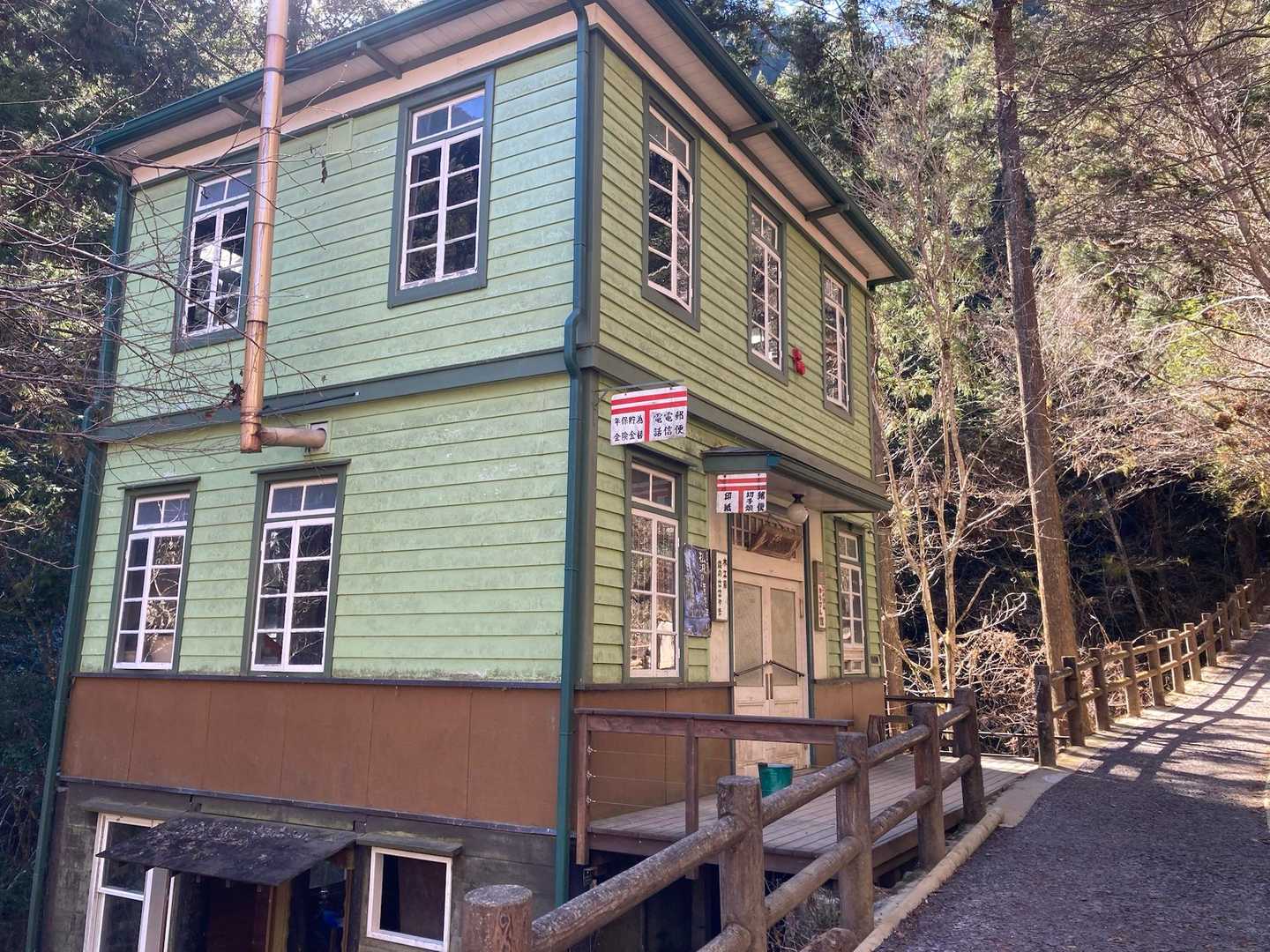 滝への道中。可愛い建物。
動いてると汗かく暑さだ。氷瀑あるかなぁ。