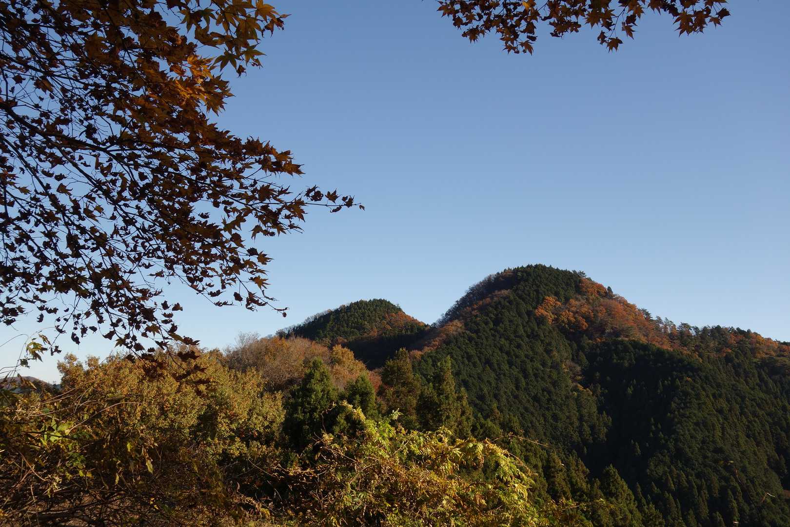 二子山のシルエット