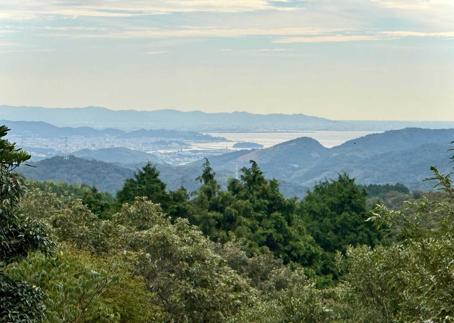 茶臼山山頂から👀　三河湾がキラリ✨