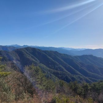 東屋の先では南アルプスの南側がよく見えました！
塩尻岳、悪沢岳、赤石岳
右の手前の山が陣馬形山のようです