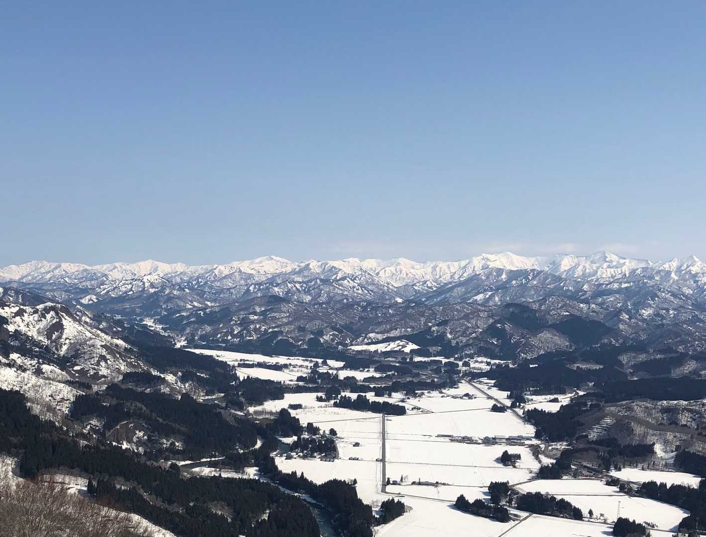 あっという間に山頂
朝日連峰がドーンとお出迎え😃
端から端まで見えます👍