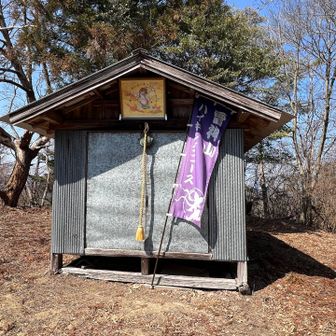 トタン作りのお社、正面頭上に雷神さんが。。🙏⛩️
