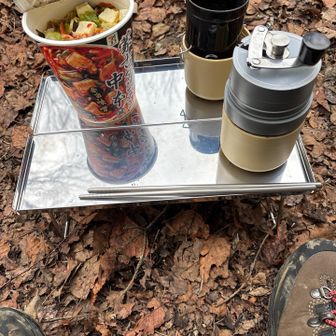 頂上は特段眺望を楽しむ場所では無い為、人も少なく蒙古タンメン中本を
食べている人も私ぐらいでした。