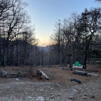 富士見平小屋。遠くに富士山が見える