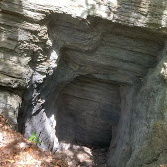 洞窟かと思いきや石切場だとか
\(´°v°)/んぴｯ