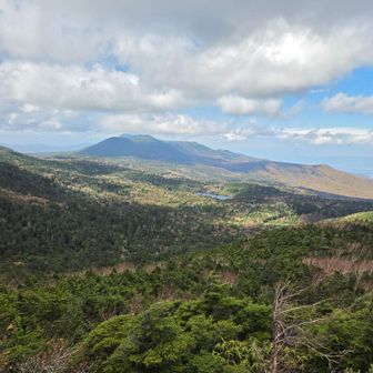 スタートした白駒池が見えます
強風🌀をよけて岩影でお昼ごはん🍙
登山者は少ないので私たちが最後かな
下山します💨