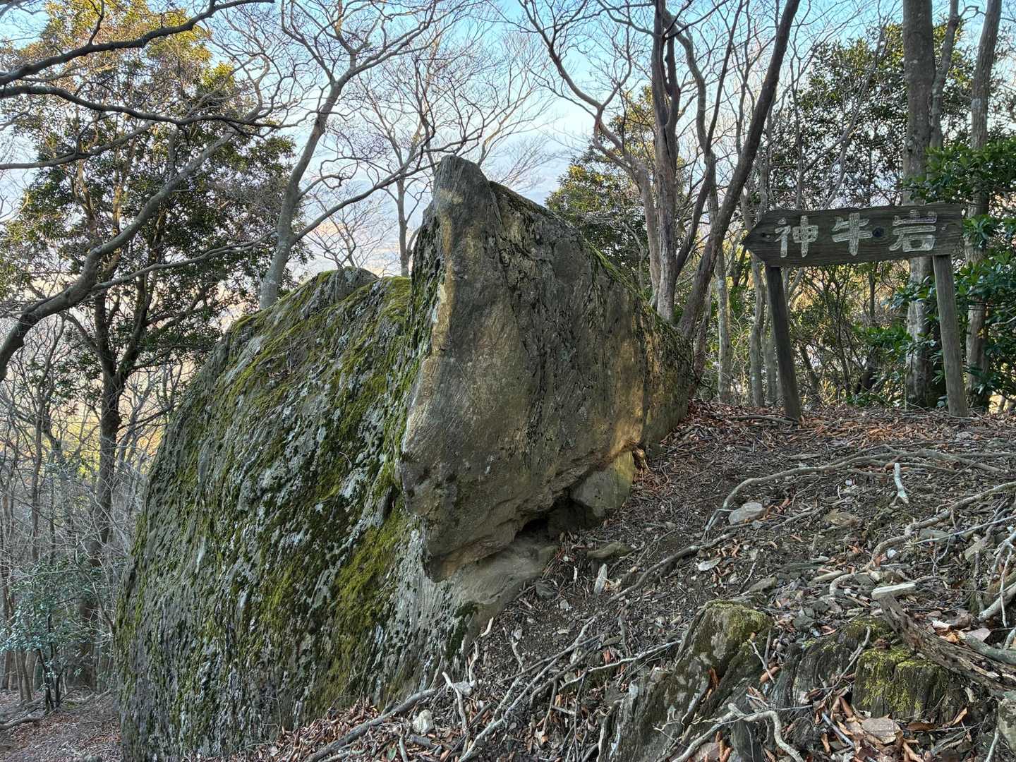 正面から見る神牛岩